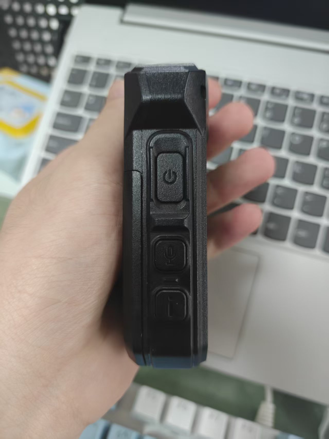 S 系列执法记录仪 - 电源键侧