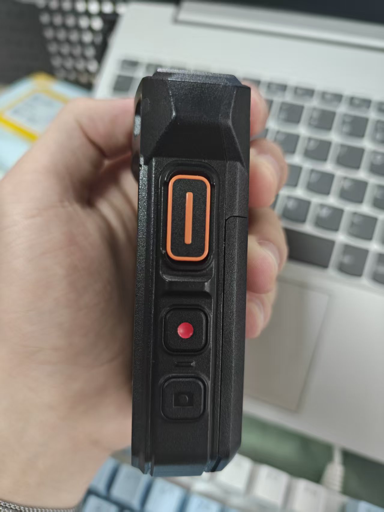 S 系列执法记录仪 - 拍照/录像键侧